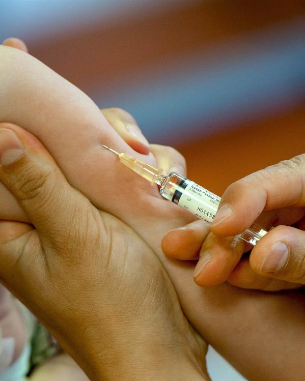 vaccineren van een baby