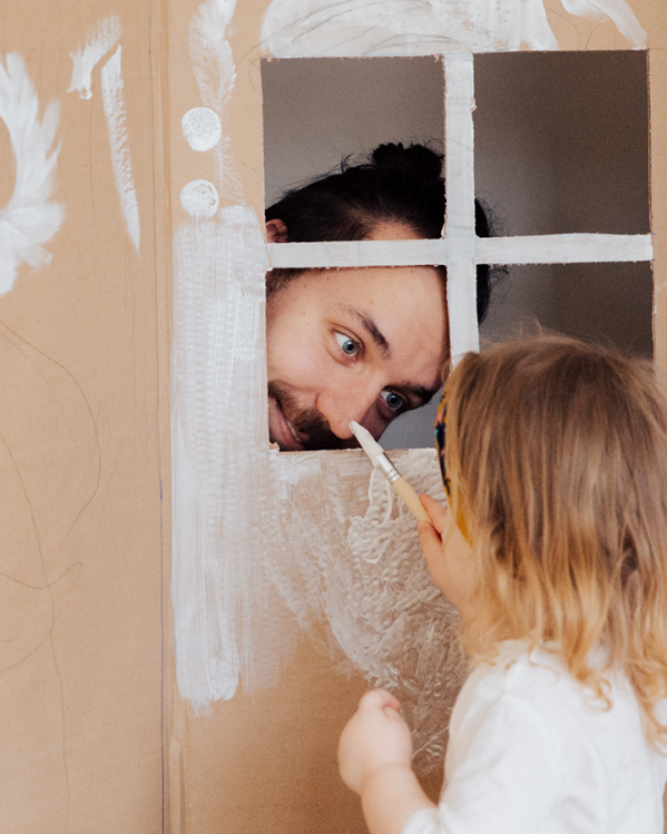 een vader met zijn kind aan het spelen