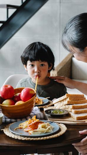 meisje slurpt eten naar binnen