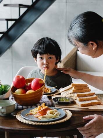 meisje slurpt eten naar binnen