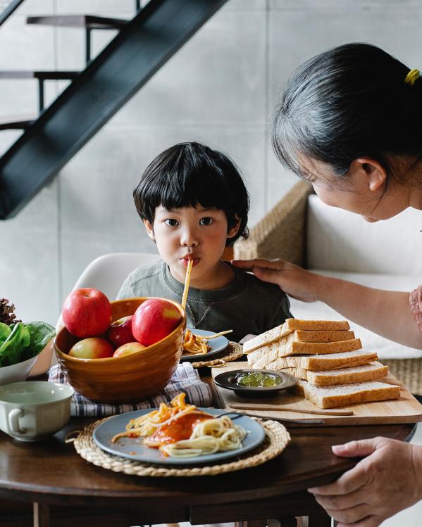 meisje slurpt eten naar binnen