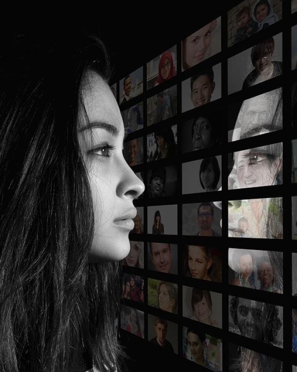 vrouw kijkt naar foto's van verschillende mensen