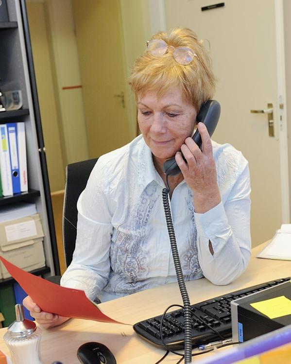 werkende vrouw achter haar bureau