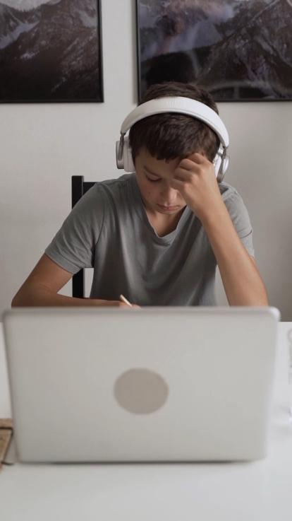 3_muziek_jongenluistert_screenshot