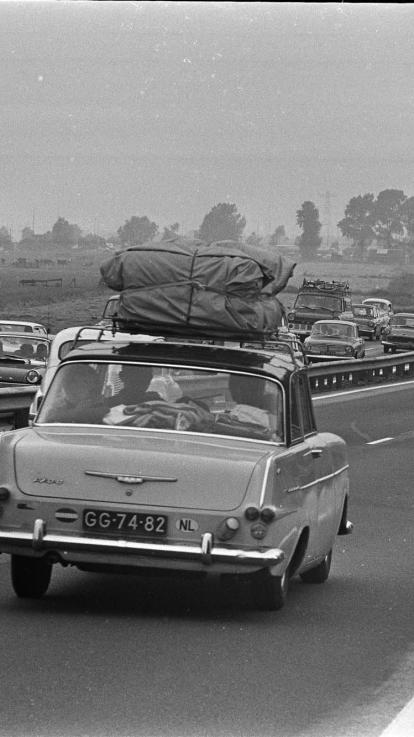 Een zwart-witfoto van vakantieverkeer op de snelwegen vroeger