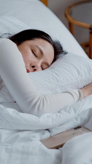 slapende vrouw in bed