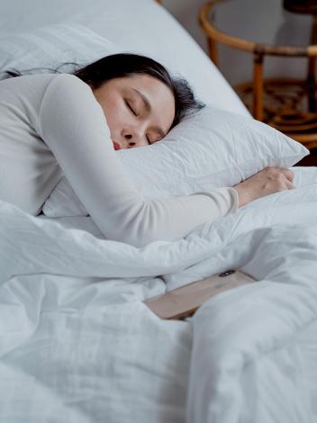 slapende vrouw in bed