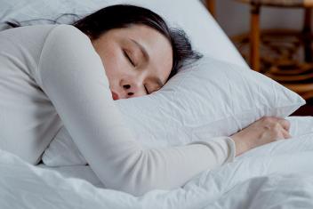 slapende vrouw in bed