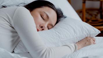 slapende vrouw in bed