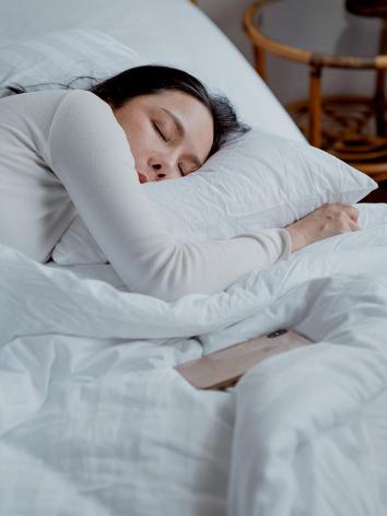 slapende vrouw in bed