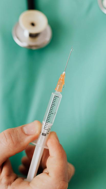 Een arts houdt een vaccinatie vast