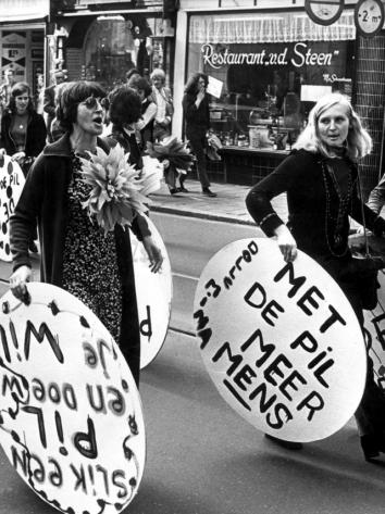 vrouwen demonstreren voor de komst van de pil