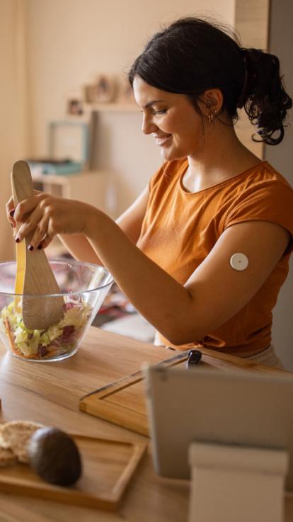 iemand met diabetes maakt een salade