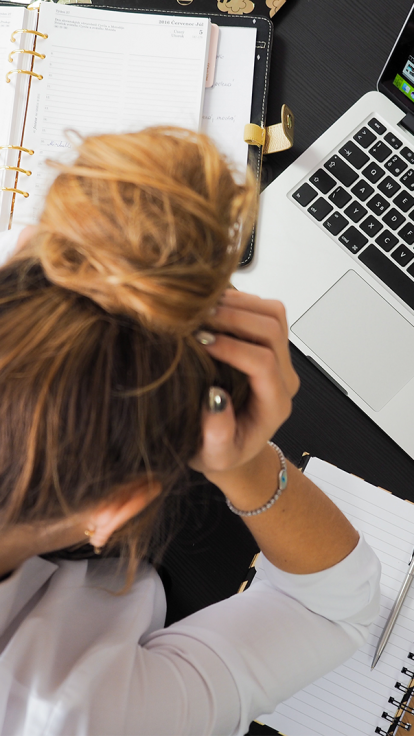 Vrouw heeft frustratie.