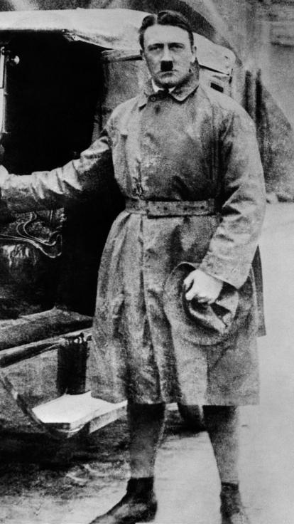 Adolf Hitler bij zijn auto