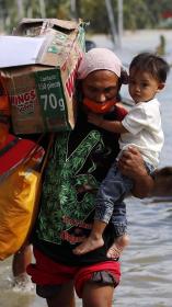 klimaatvluchteling vlucht voor het opkomende water stijgende temperaturen