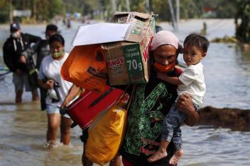 klimaatvluchteling vlucht voor het opkomende water stijgende temperaturen