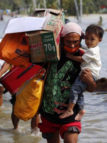 klimaatvluchteling vlucht voor het opkomende water stijgende temperaturen