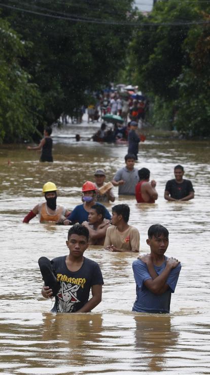klimaatvluchtelingen vluchten voor overstromingen in hun woongebied