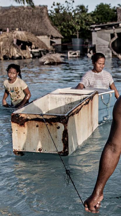 mensen vluchten voor het hoge water en overstromingen 