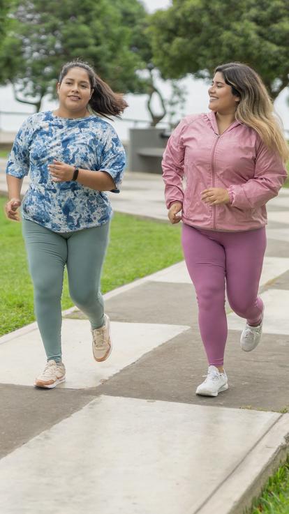 Twee vrouwen aan het hardlopen in een park