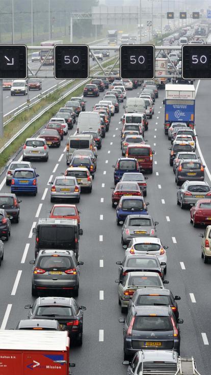 auto's in de file op de snelweg