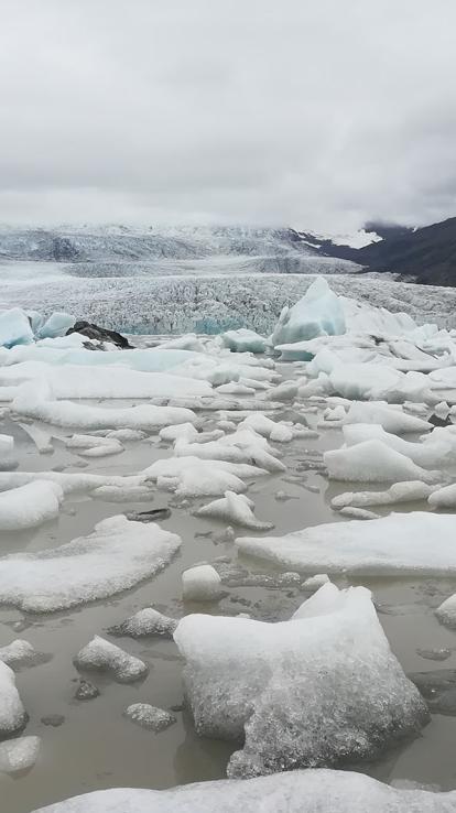 stukken ijs op het land die aan het smelten zijn 