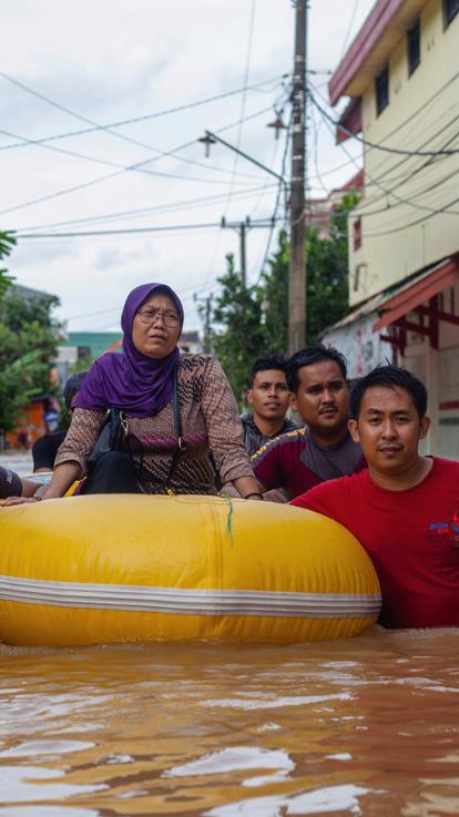 Burgers in de Filipijnen worden gered van overstromingen