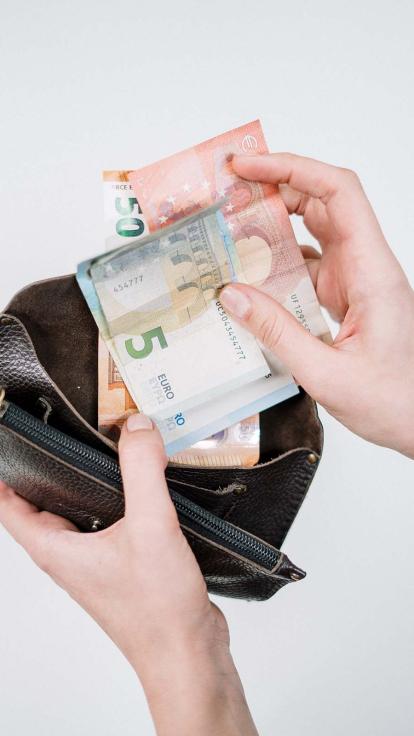 Geld uit een portemonnee