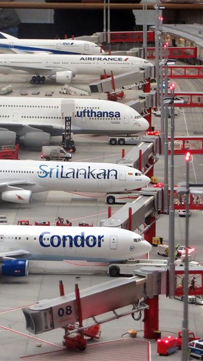 Vliegtuigen van verschillende vliegmaatschappijen op een rij