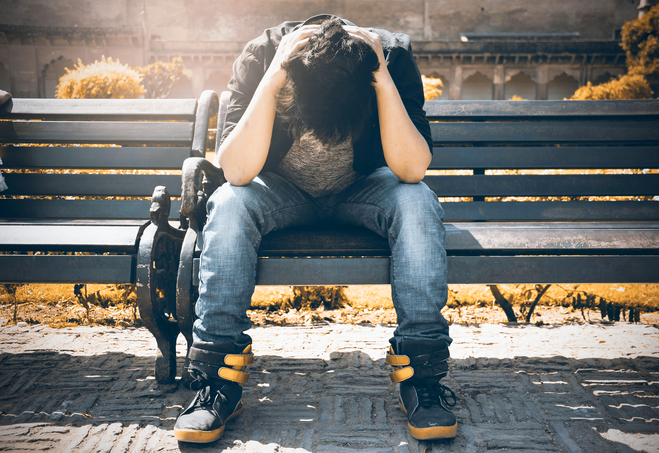 eenzame jongen met handen in de haren