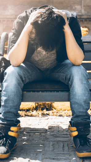 eenzame jongen met handen in de haren