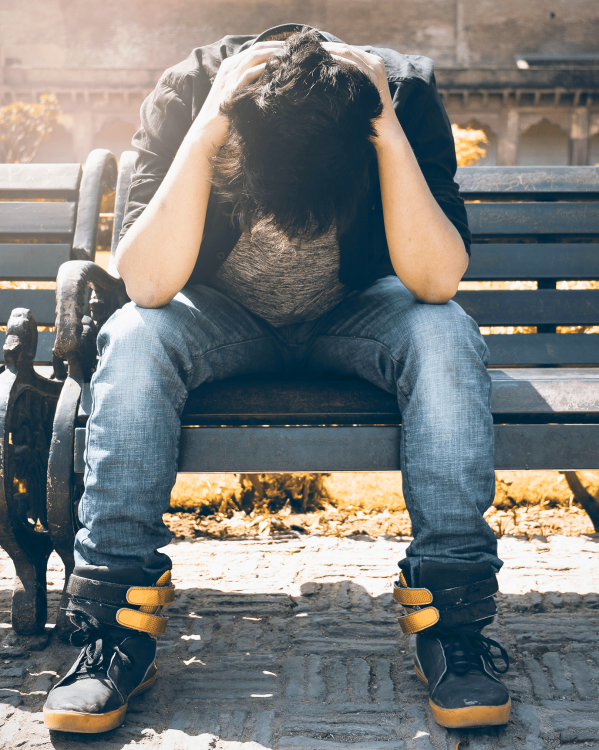 eenzame jongen met handen in de haren