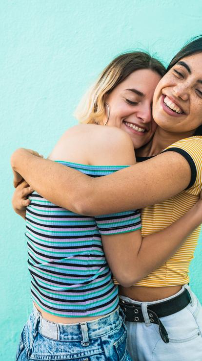 vrienden knuffelen goed voor je gezondheid