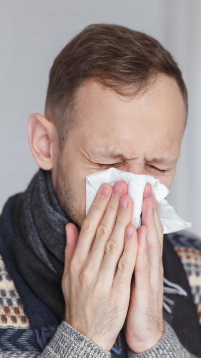 man snuit zijn neus slecht weerstand