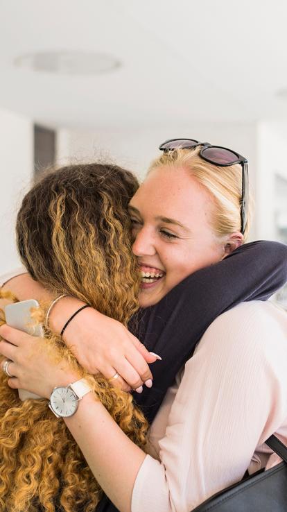 vriendinnen knuffelen elkaar
