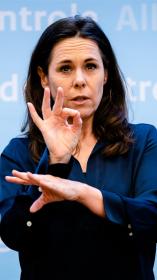 Irma Sluis gebarentolk bij landelijke persconferentie