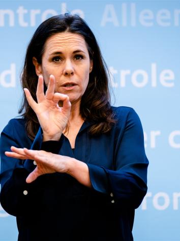 Irma Sluis gebarentolk bij landelijke persconferentie