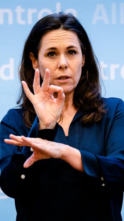 Irma Sluis gebarentolk bij landelijke persconferentie