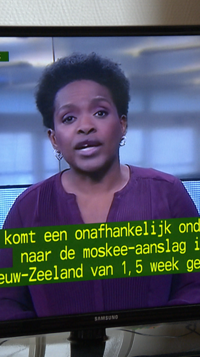 NOS Journaal met grote ondertiteling in beeld 