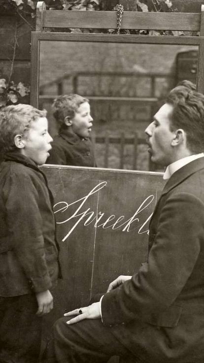 dove kinderen moesten vroeger op school leren spreken