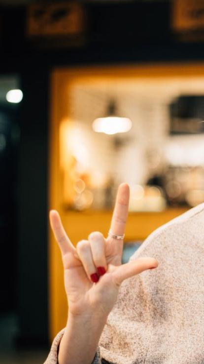 Meisje doet het universeel gebaar van gebarentaal