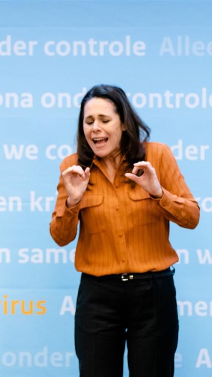 Gebarentolk Irma Sluis bij landelijke persconferentie