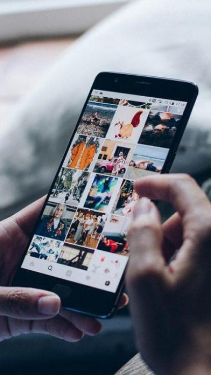 Iemand scrollt op instagram.