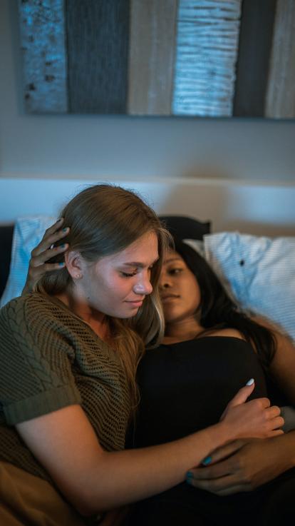 lesbisch koppel in bed minder zin in seks