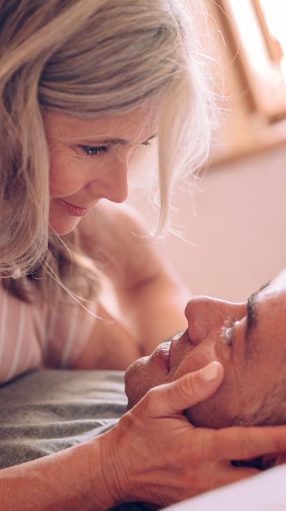 ouder koppel in bed overgang minder zin in seks