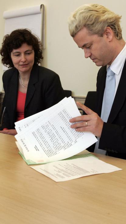 Geert Wilders bekijkt steunverklaringen voor zijn nieuwe partij