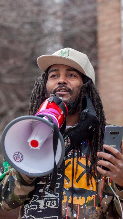 een man houdt een megafoon vast bij een demonstratie tegen racisme in de VS