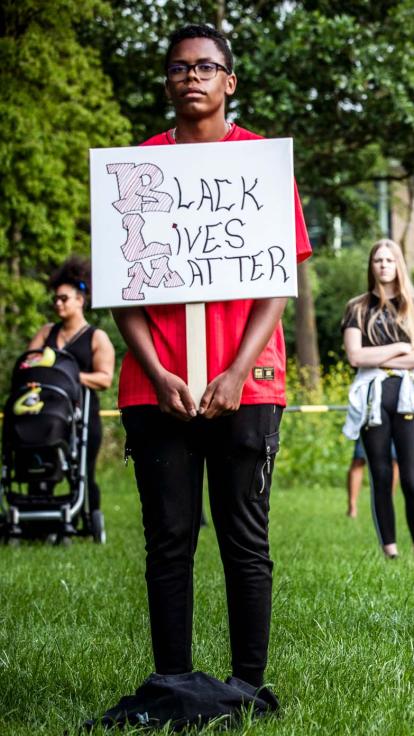 mensen in Nederland bij een Black Lives Matter-protest