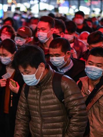 mensen met een mondkapje vanwege corona